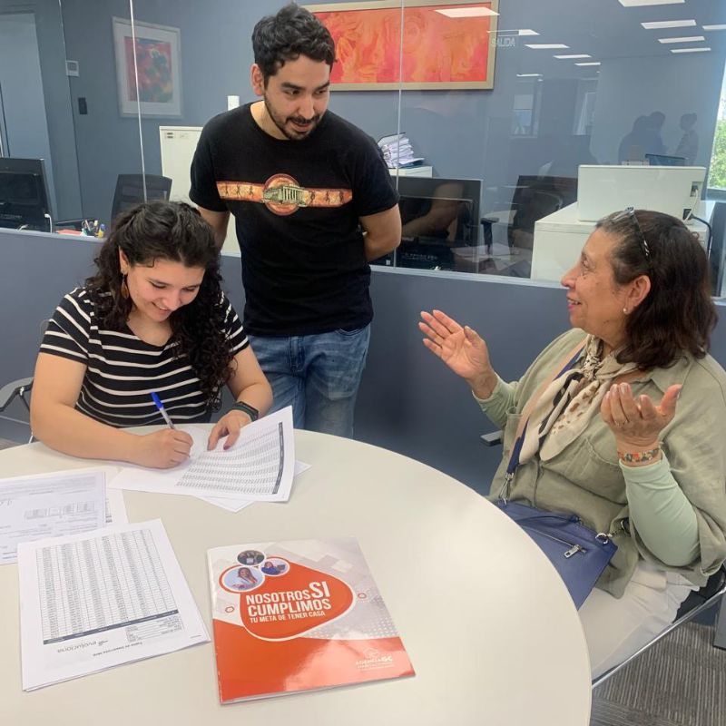 Familia feliz con su casa nueva